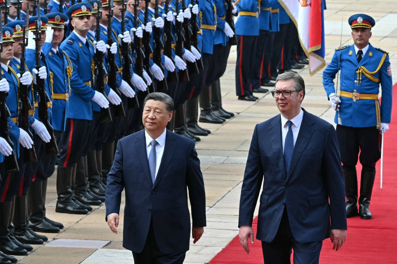 الرئيس الصربي ألكسندر فوتشيتش خلال استقباله نظيره الصيني شي جينبينغ (أ.ف.ب)