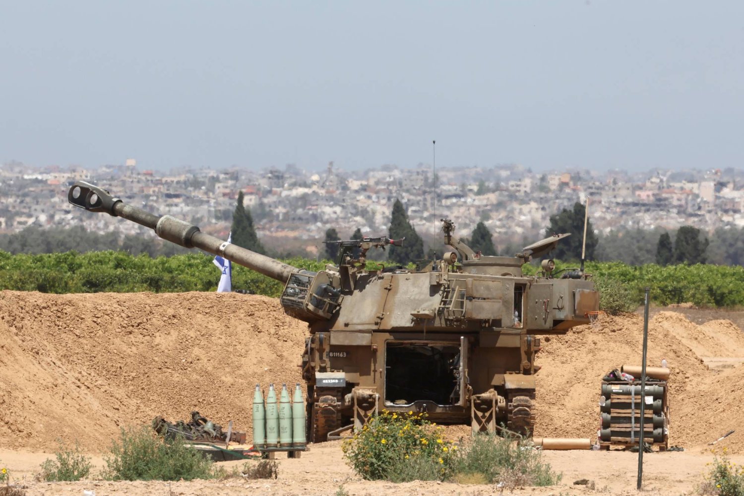 مدفعية إسرائيلية في موقع غير معلوم بالقرب من السياج الحدودي مع قطاع غزة اليوم (إ.ب.أ)