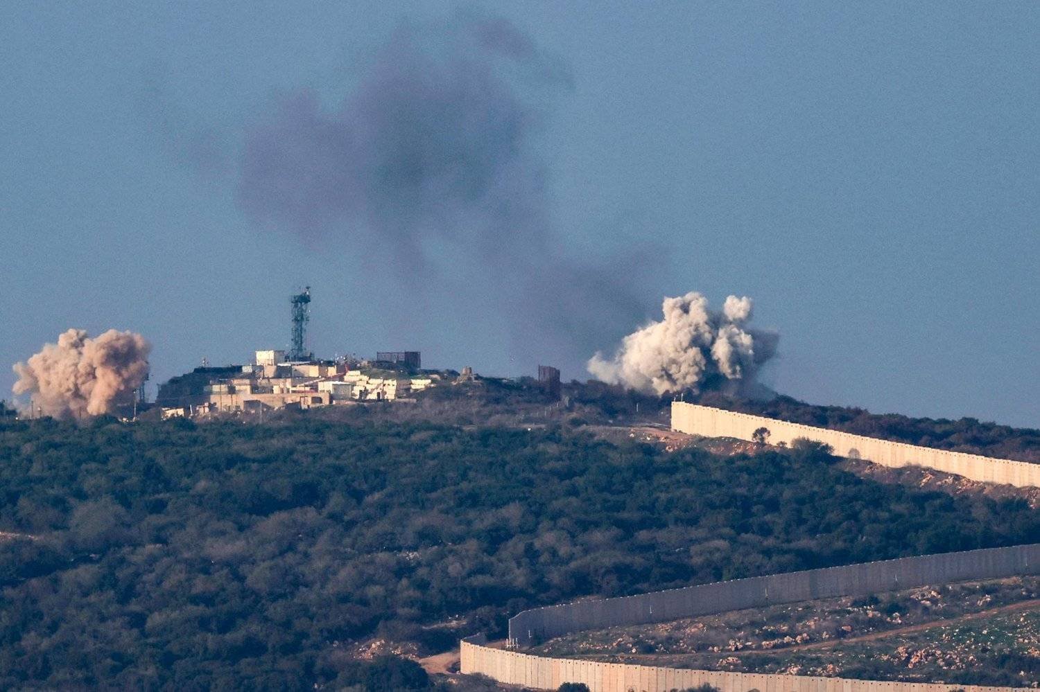 İsrail'in Güney Lübnan'a düzenlediği hava saldırıları sonucu bölgeden dumanlar yükseliyor. (AFP)
