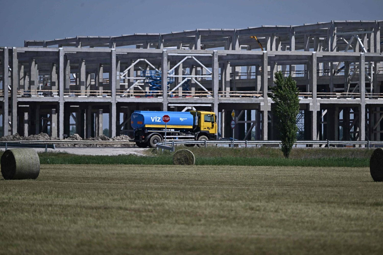 صورة ملتقطة في 5 مايو 2024 من موقع بناء مصنع لشركة «كاتل» الصينية لصناعة البطاريات بالقرب من ديبريسين ثاني أكبر مدينة في المجر (أ.ف.ب)