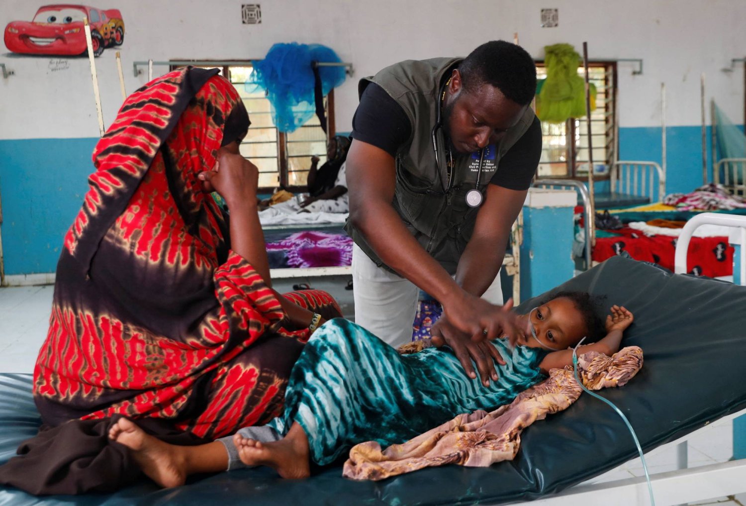 خلال معالجة طفل داخل الجناح في مستشفى هاغاديرا الرئيسي في مخيم هاغاديرا للاجئين في داداب بالقرب من الحدود الكينية الصومالية في مقاطعة غاريسا كينيا 17 يناير 2023 (رويترز)