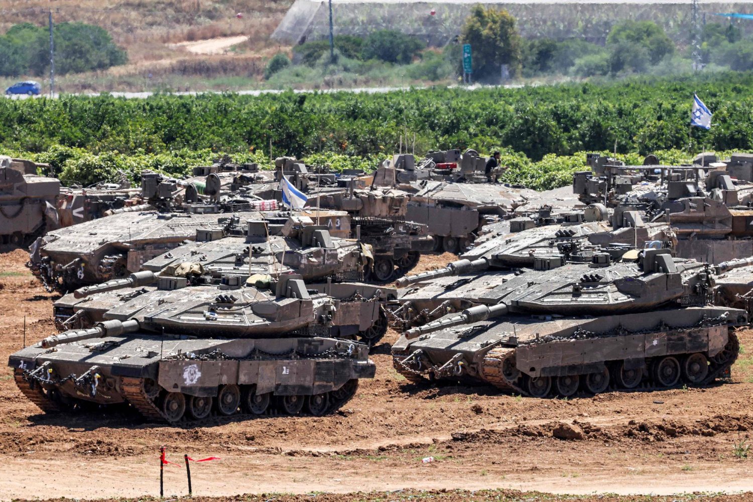 دبابات إسرائيلية متمركزة عند الحدود مع قطاع غزة (أ.ف.ب)