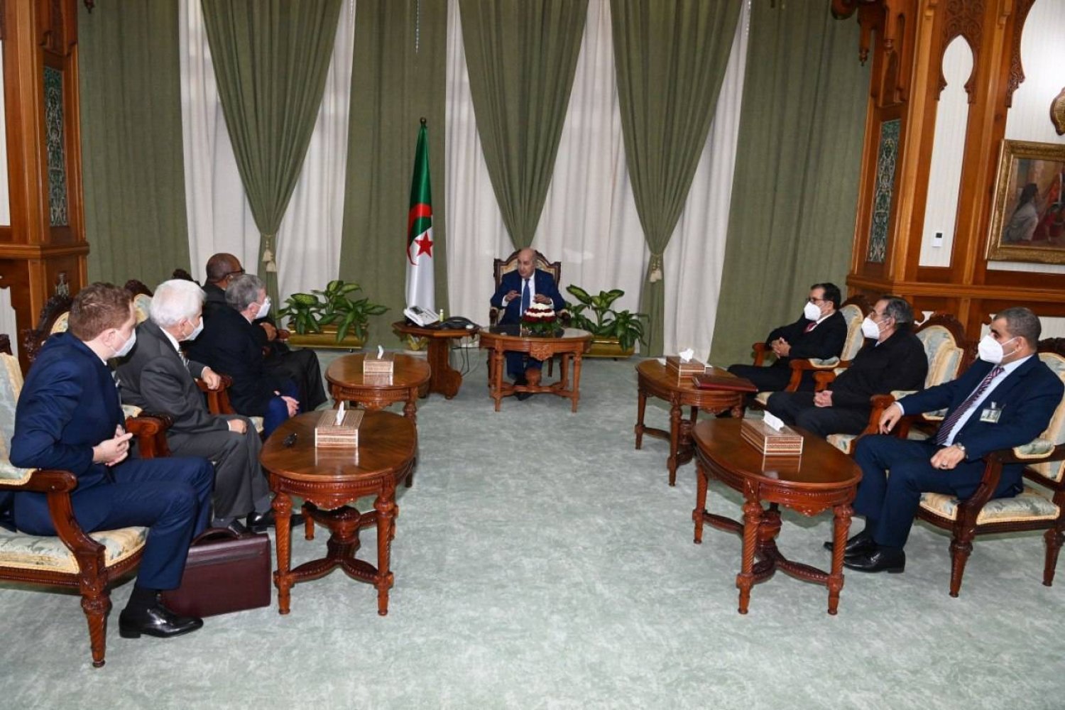 أعضاء لجنة الذاكرة خلال اجتماع لهم بالرئيس تبون نهاية 2022 (الرئاسة الجزائرية)