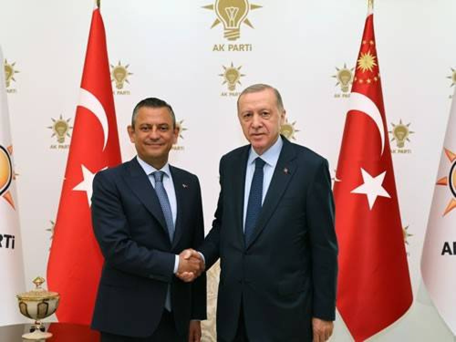 إردوغان التقى أوزيل الخميس في أنقرة للمرة الأولى التي يلتقي فيها زعيم المعارضة منذ 8 سنوات (الرئاسة التركية)