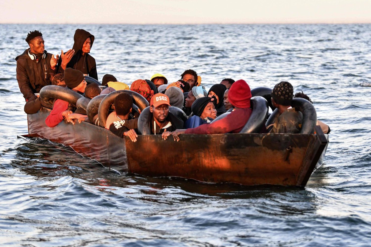 مهاجرون تم اعتراضهم من قبل خفر السواحل التونسي (أ.ف.ب)