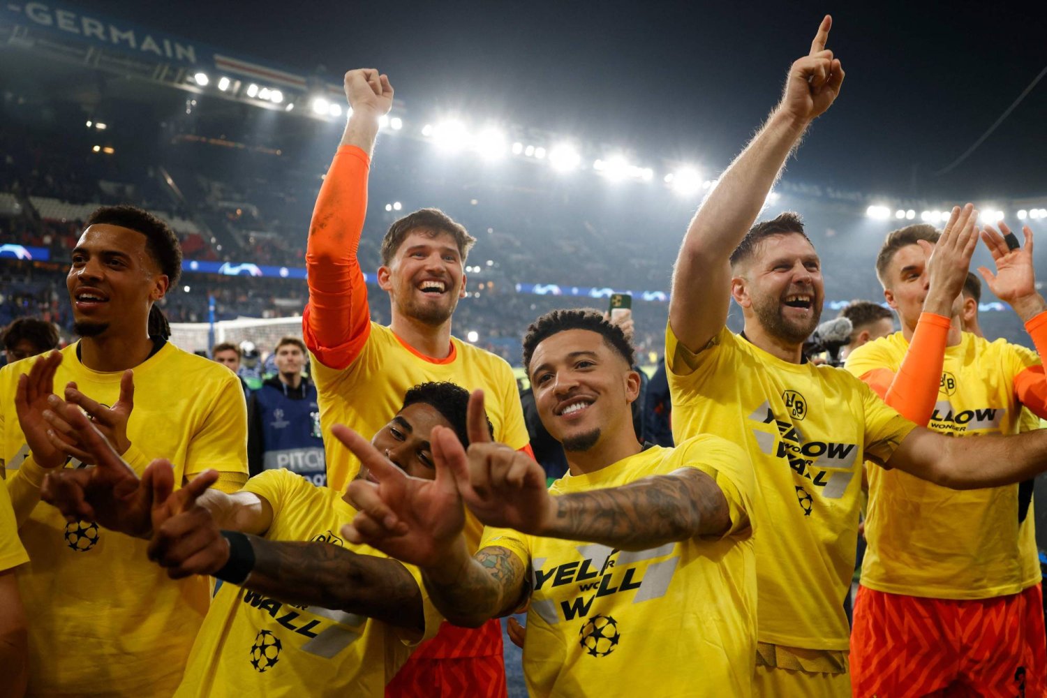 لاعبو دورتموند يحتفلون بالتأهل لنهائي دوري الأبطال بعد مشوار مذهل (ا ف ب)