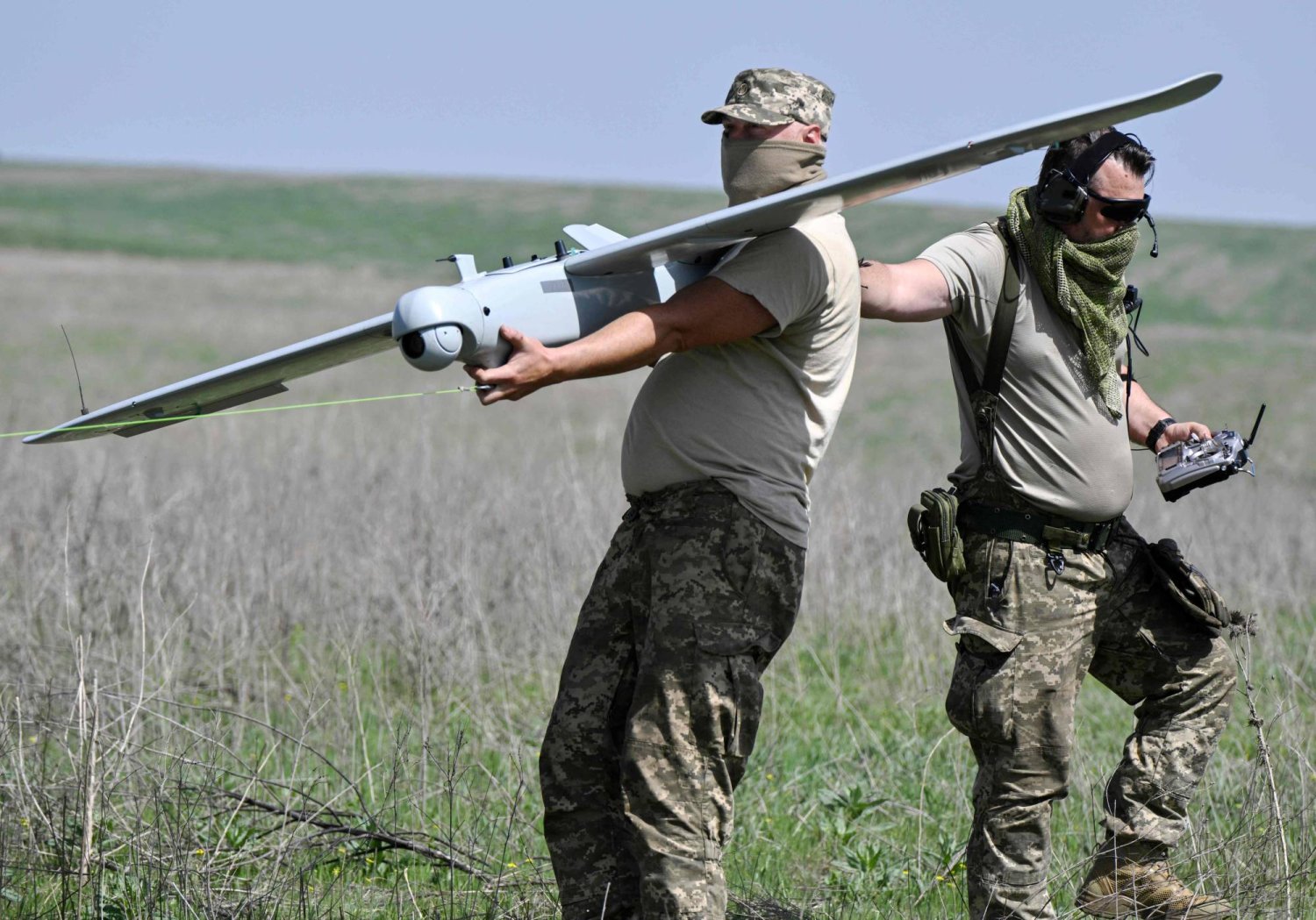 جنديان أوكرانييان يستعدان لإطلاق طائرة استطلاع مسيرة في منطقة دونيتسك (ا.ف.ب)