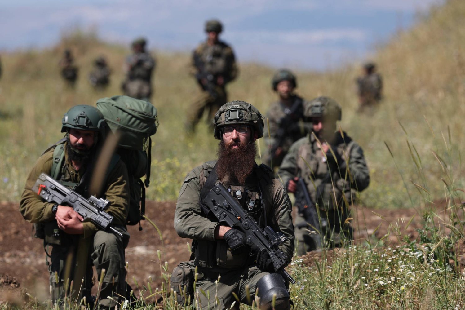 جنود إسرائيليون خلال تدريبات في مرتفعات الجولان عند الحدود مع لبنان وسوريا (إ.ب.أ)