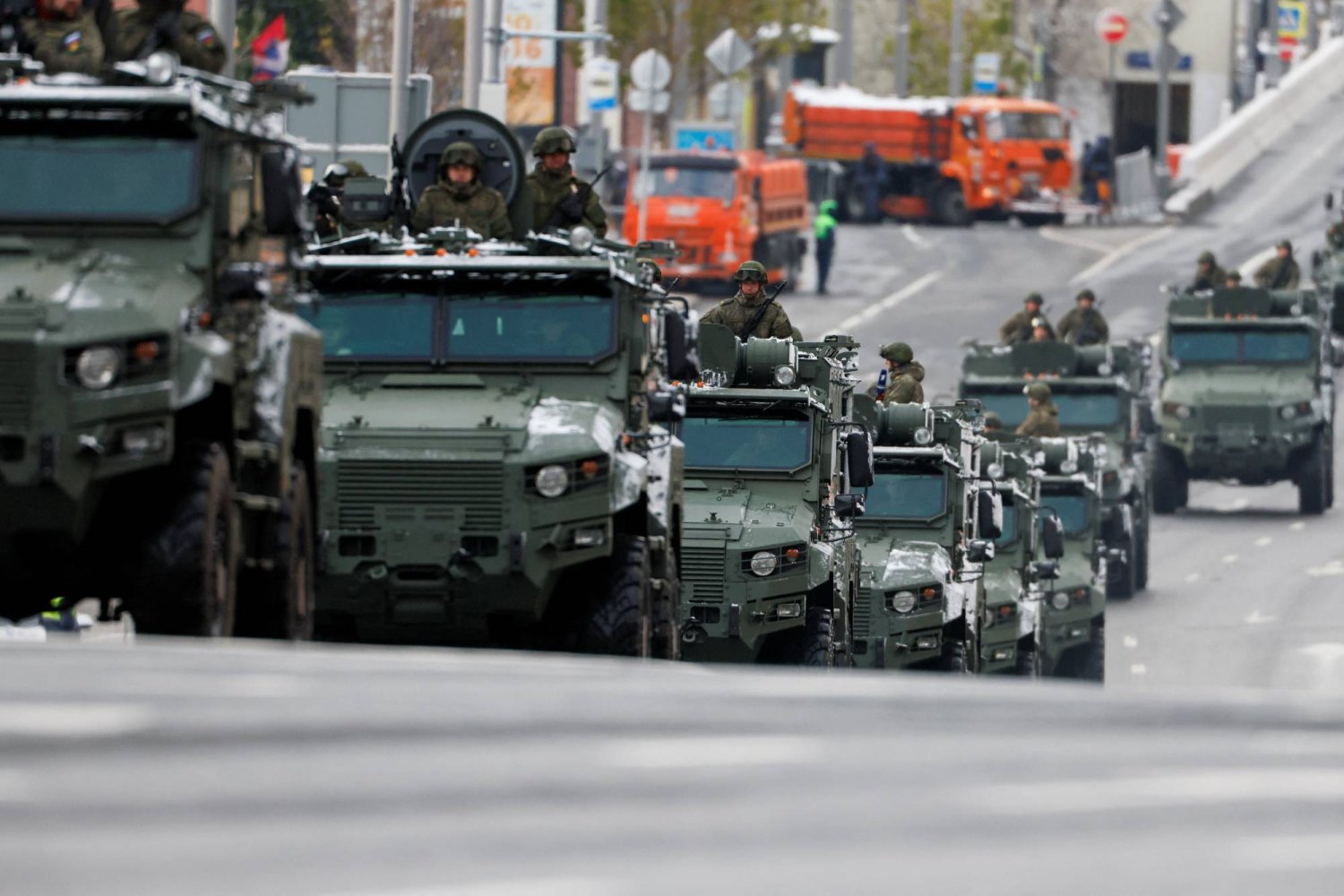 مركبات عسكرية روسية تسير على طول الطريق قبل العرض العسكري في يوم النصر (رويترز)