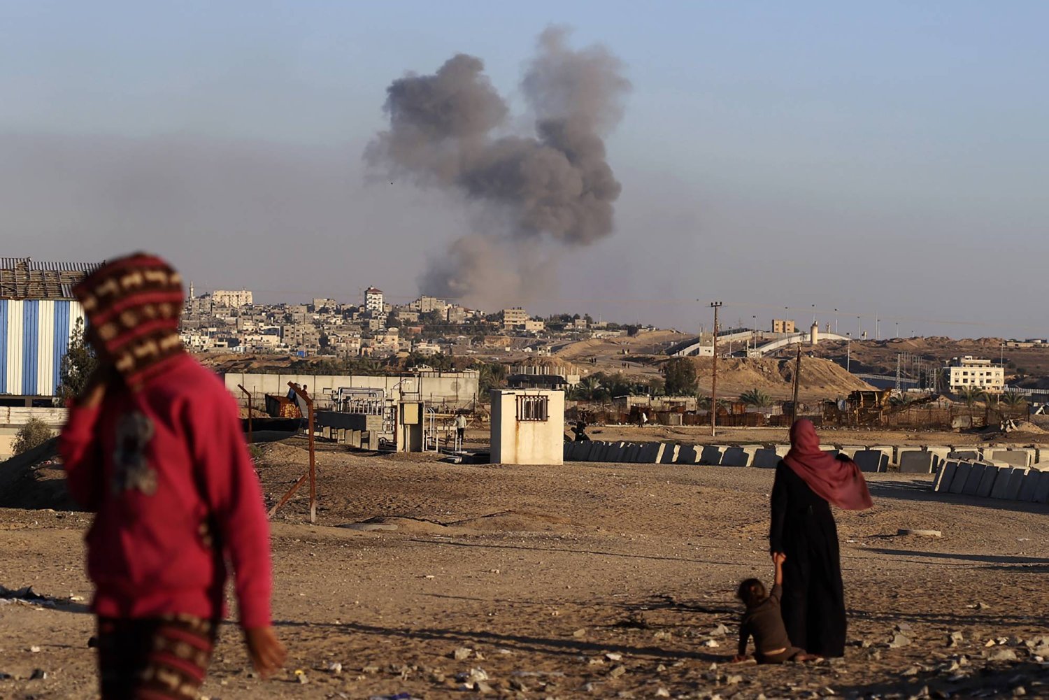 تصاعد الدخان جراء الغارات الإسرائيلية على قطاع غزة (أ.ب)
