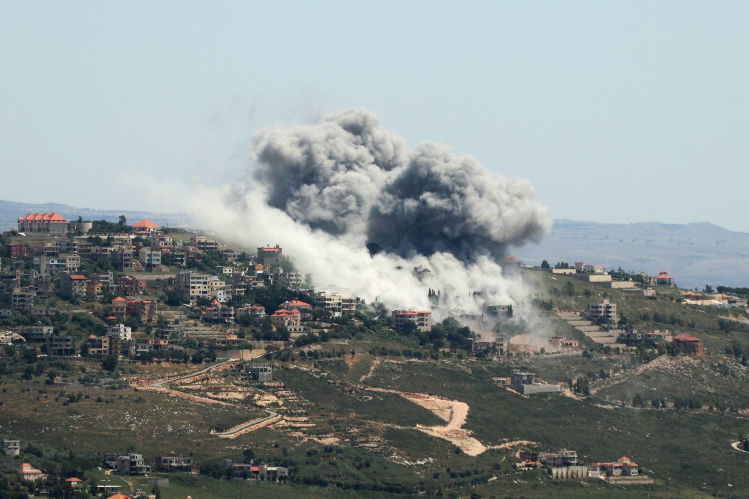 تصاعد الدخان جراء الغارات الإسرائيلية على جنوب لبنان (أ.ف.ب)
