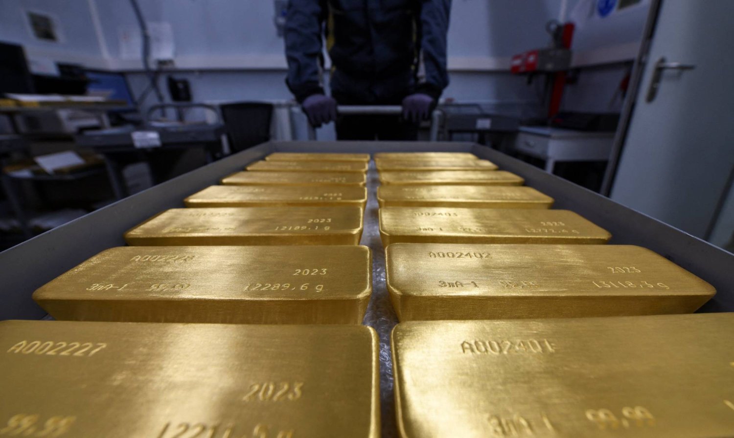 تم وضع سبائك من الذهب الخالص في غرفة عمل في مصنع «كراستسفيتميت» للمعادن الثمينة في مدينة كراسنويارسك السيبيرية (رويترز)