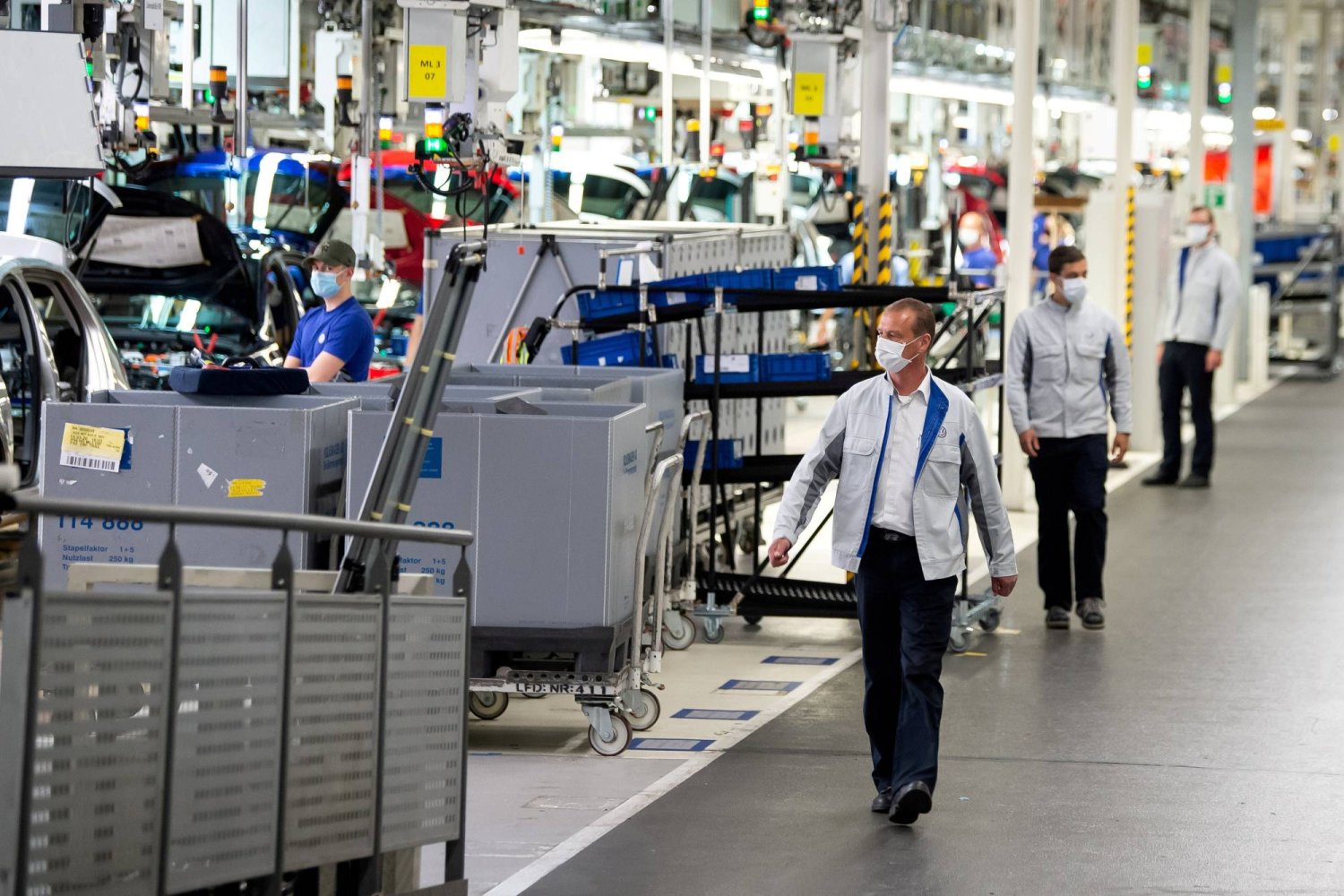 عمال في أحد المصانع الألمانية 27 أبريل 2020 (رويترز)