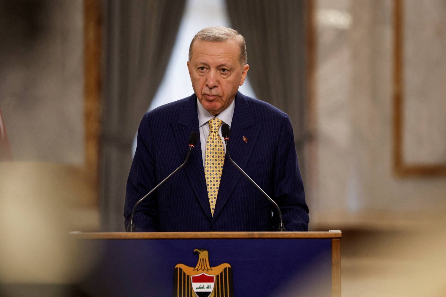 الرئيس التركي رجب طيب إردوغان يحضر مؤتمرا صحافيا في 22 أبريل 2024 (رويترز)