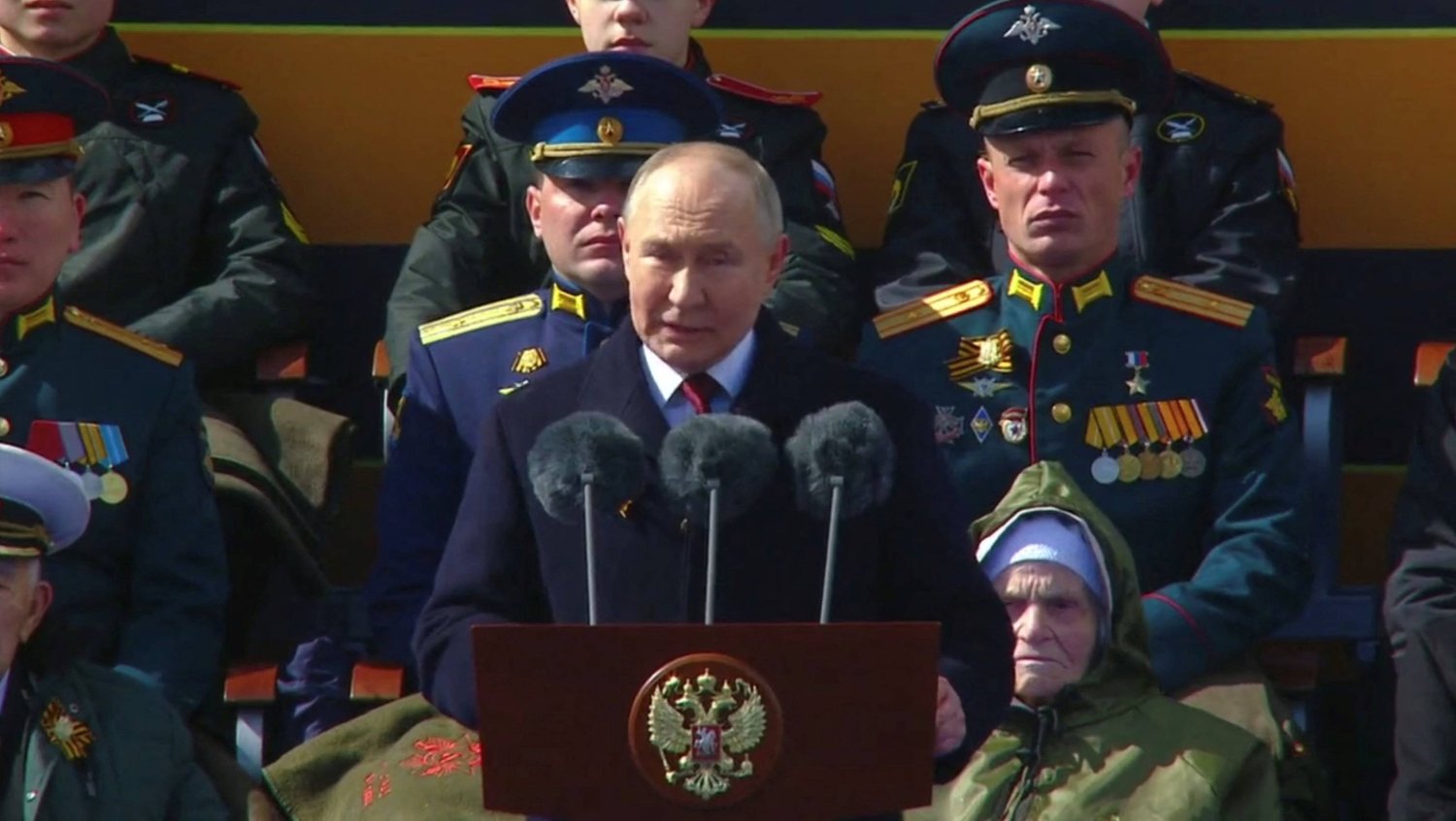 الرئيس الروسي فلاديمير بوتين في الساحة الحمراء (رويترز)
