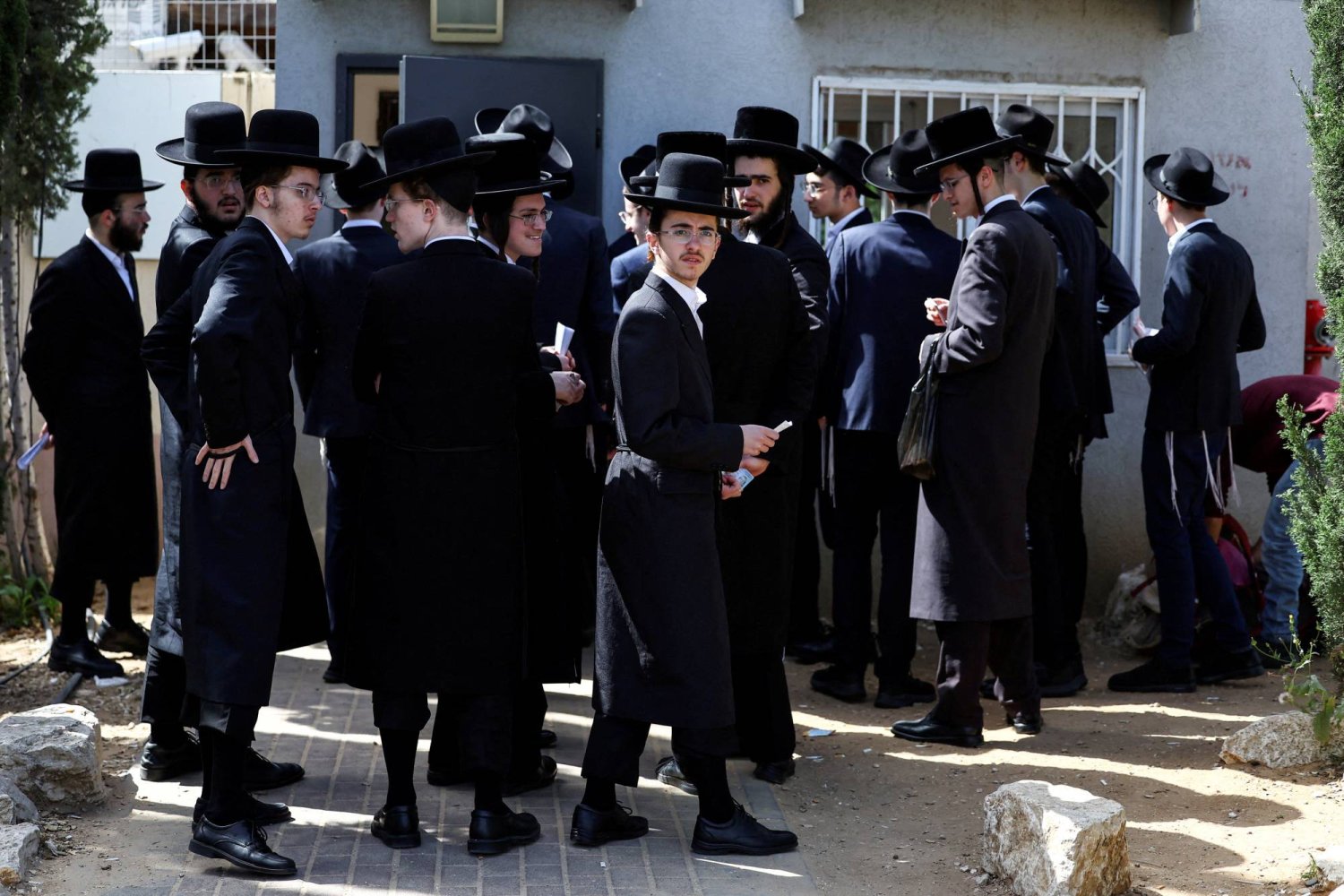 يهود من الحريديم يصطفون في مكتب تجنيد إسرائيلي لمعالجة إعفاءاتهم من الخدمة العسكرية الإلزامية في قاعدة تجنيد في كريات أونو بإسرائيل في 28 مارس 2024 (رويترز)