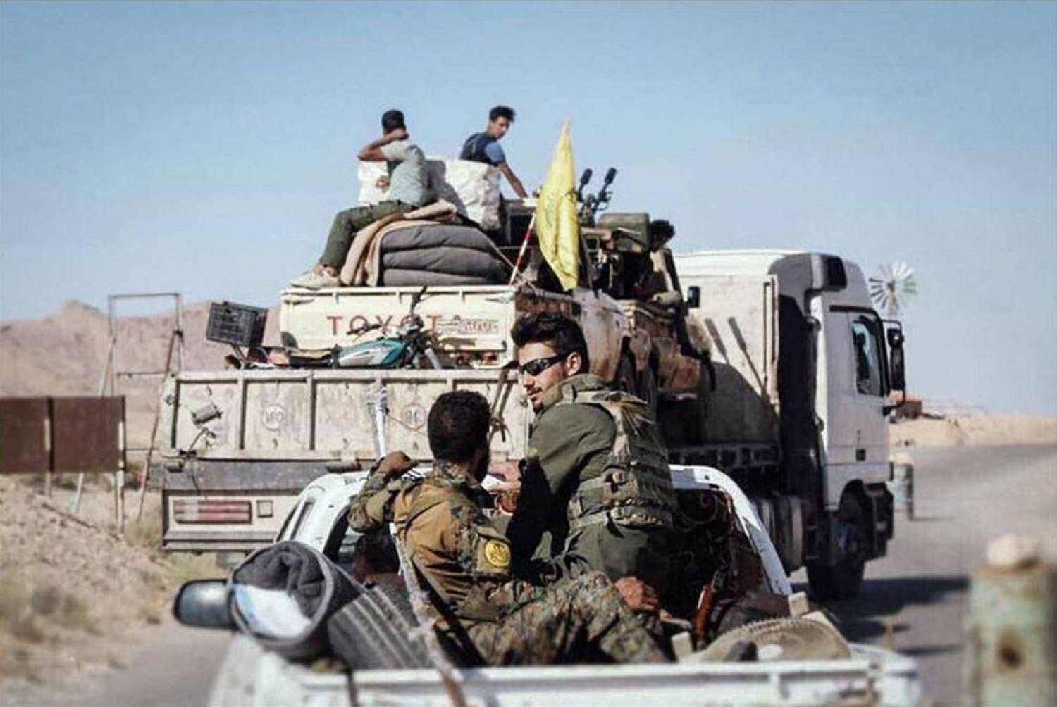 مقاتلون من الفصائل العراقية يتجهون من سوريا نحو العراق (رويترز)