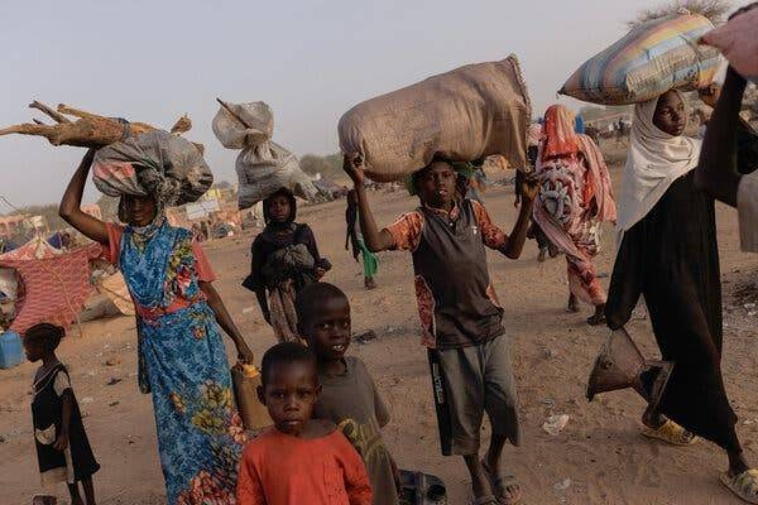 لاجئون وصلوا حديثاً من دارفور إلى بلدة أدري بتشاد الأسبوع الماضي (غيتي)