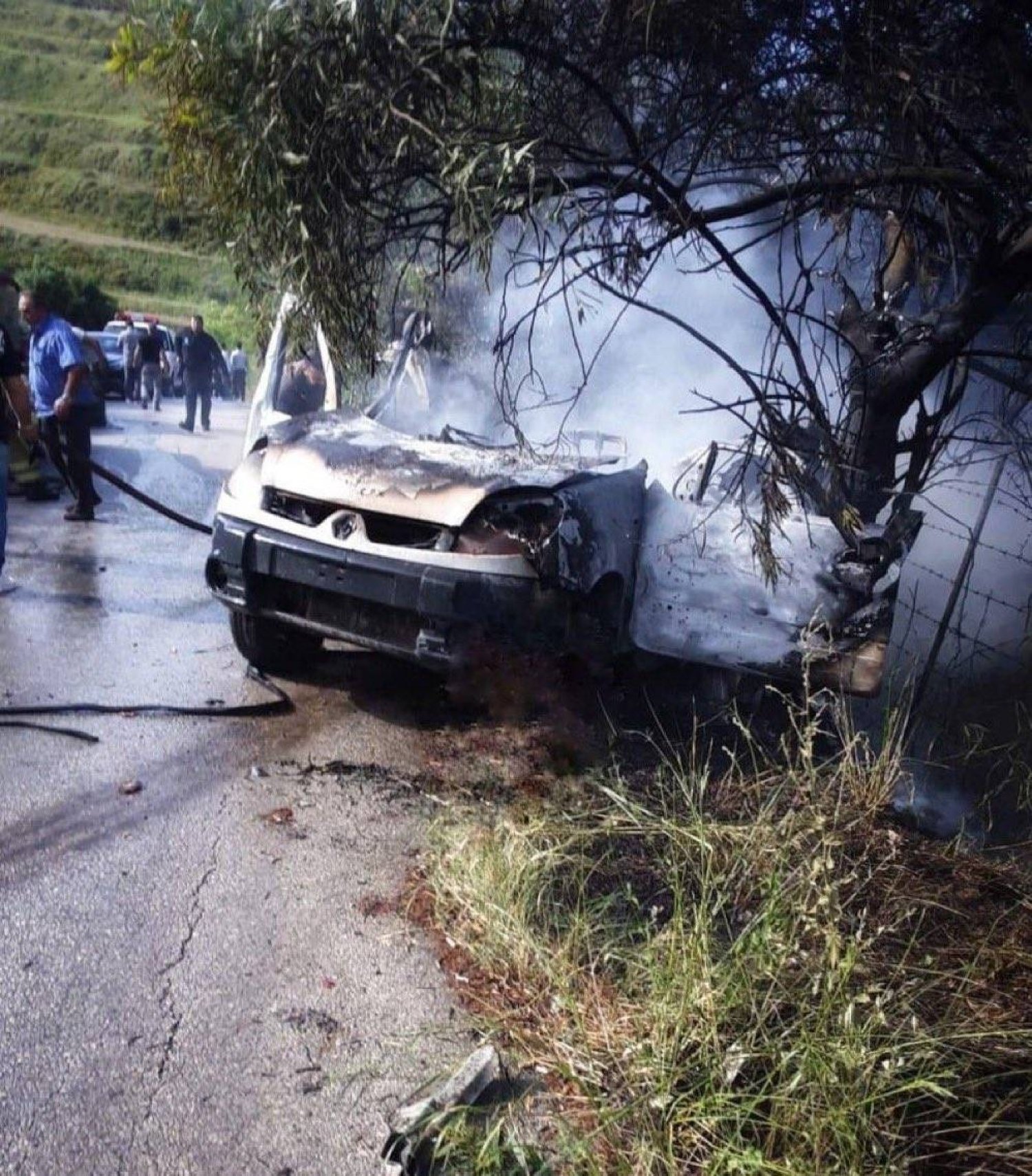 السيارة التي استهدفت بغارة إسرائيلية في بلدة بافليه الجنوبية وأدت إلى مقتل 4 عناصر من «حزب الله» (متداولة على وسائل التواصل الاجتماعي)
