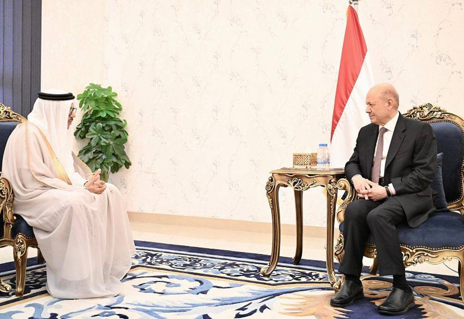رئيس مجلس القيادة الرئاسي اليمني مستقبلاً في عدن وزير الخارجية البحريني (سبأ)