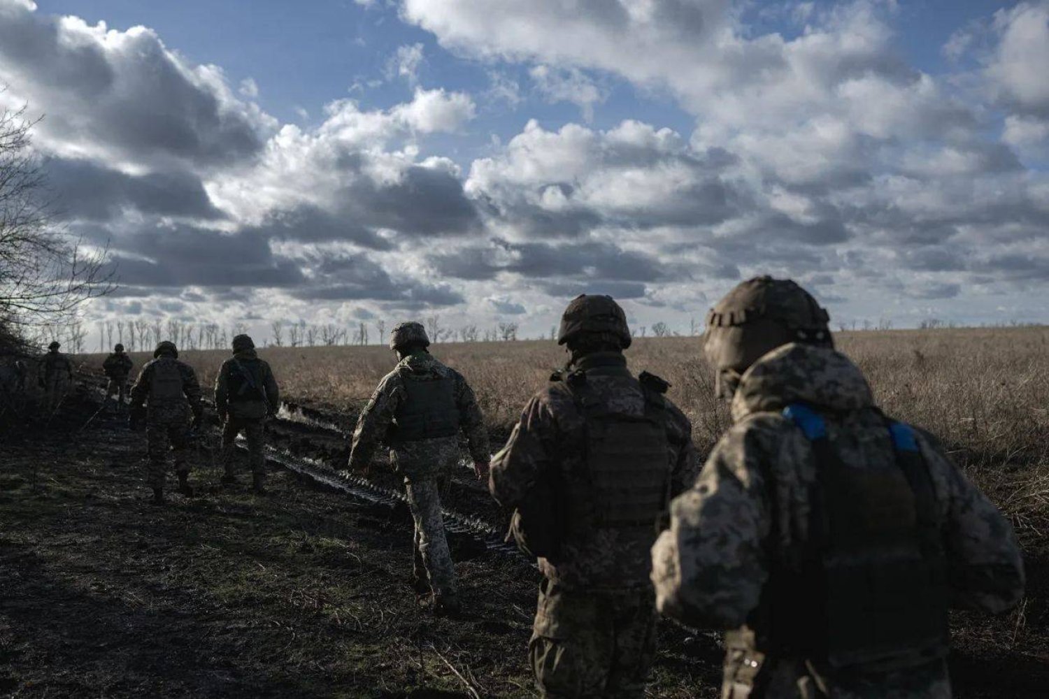 جنود أوكرانيون قرب إحدى جبهات القتال شرق أوكرانيا (قناة الرئيس الأوكراني على تطبيق تلغرام)
