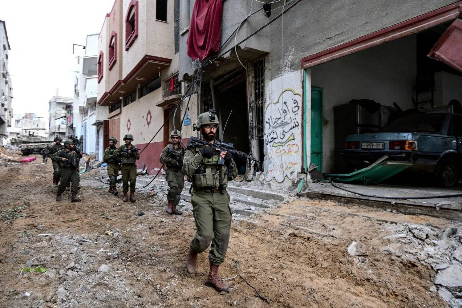 جنود إسرائيليون  داخل قطاع غزة  (رويترز)