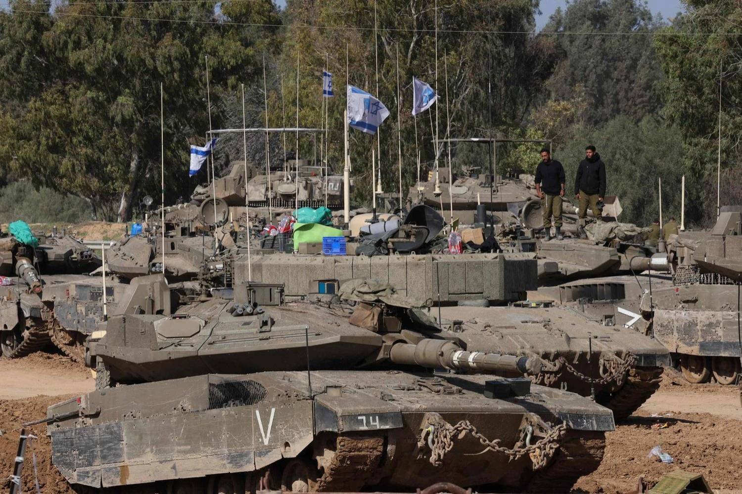 دبابات الجيش الإسرائيلي في جنوب إسرائيل على الحدود مع قطاع غزة (أ.ف.ب)