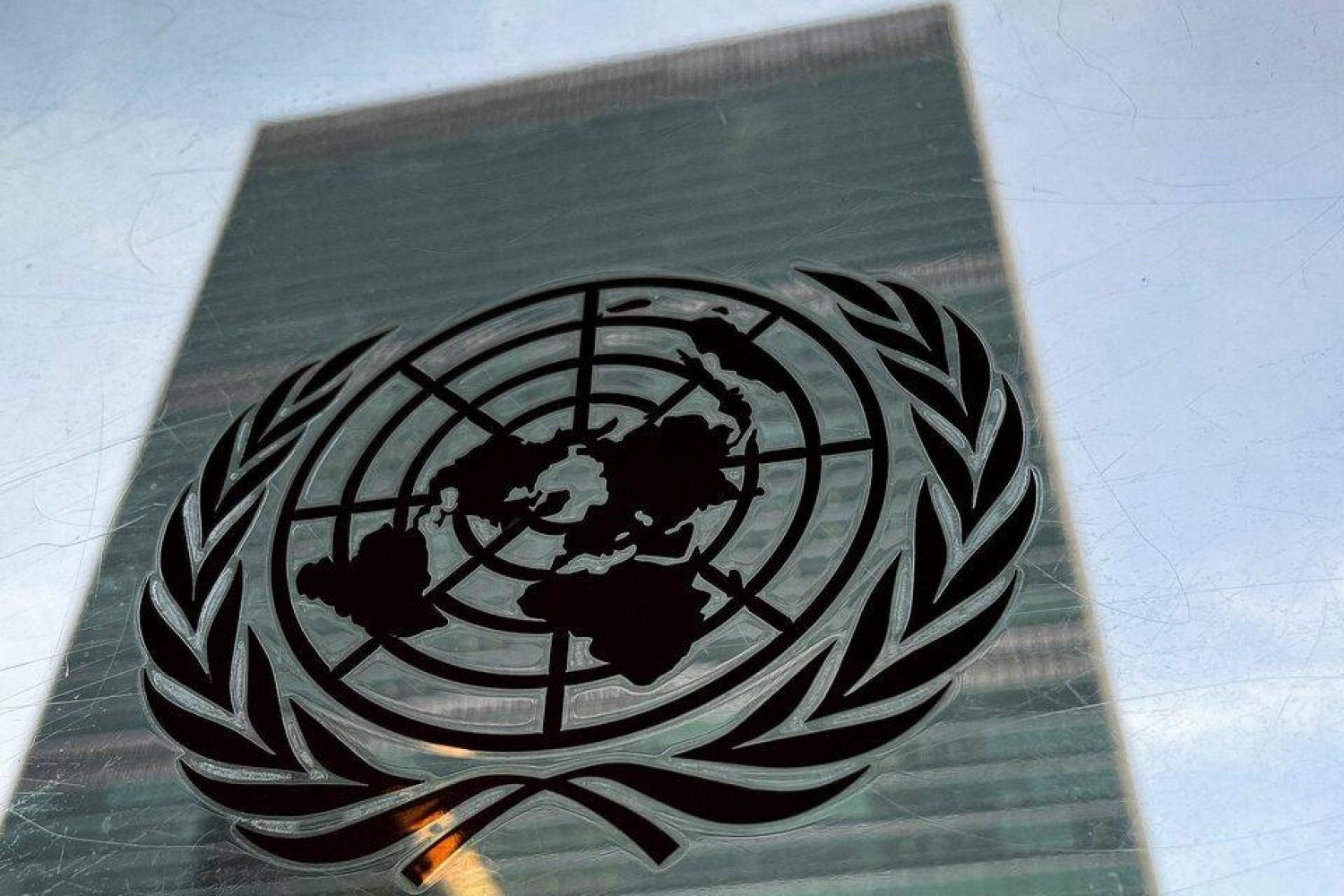 مبنى مقر الأمم المتحدة مع شعار المنظمة في حي مانهاتن بمدينة نيويورك (رويترز)