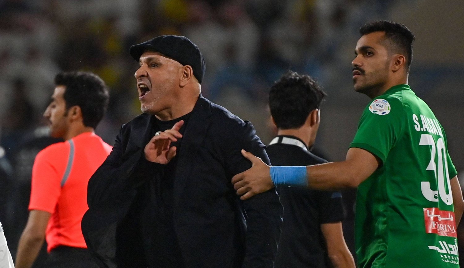 نور الدين بن زكري مدرب فريق الأخدود في لحظة اعتراض على حكم المباراة (تصوير: علي خمج)