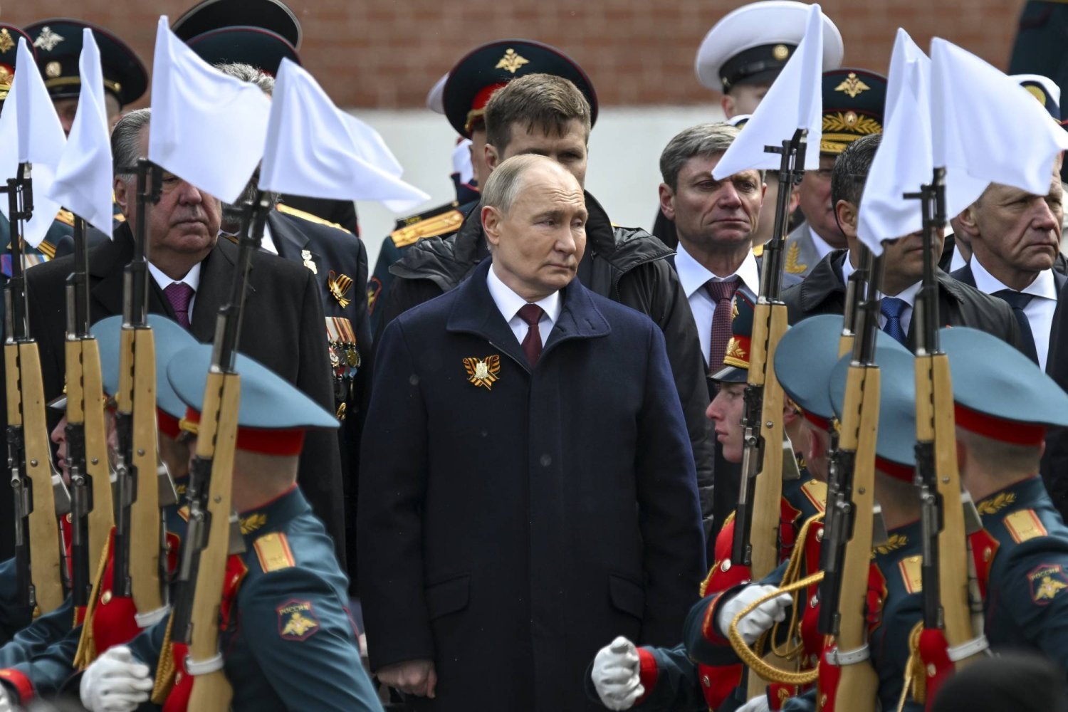 Putin'in dün (Perşembe) Moskova'da düzenlenen "Zafer Bayramı" kutlama törenine katıldı (AP)