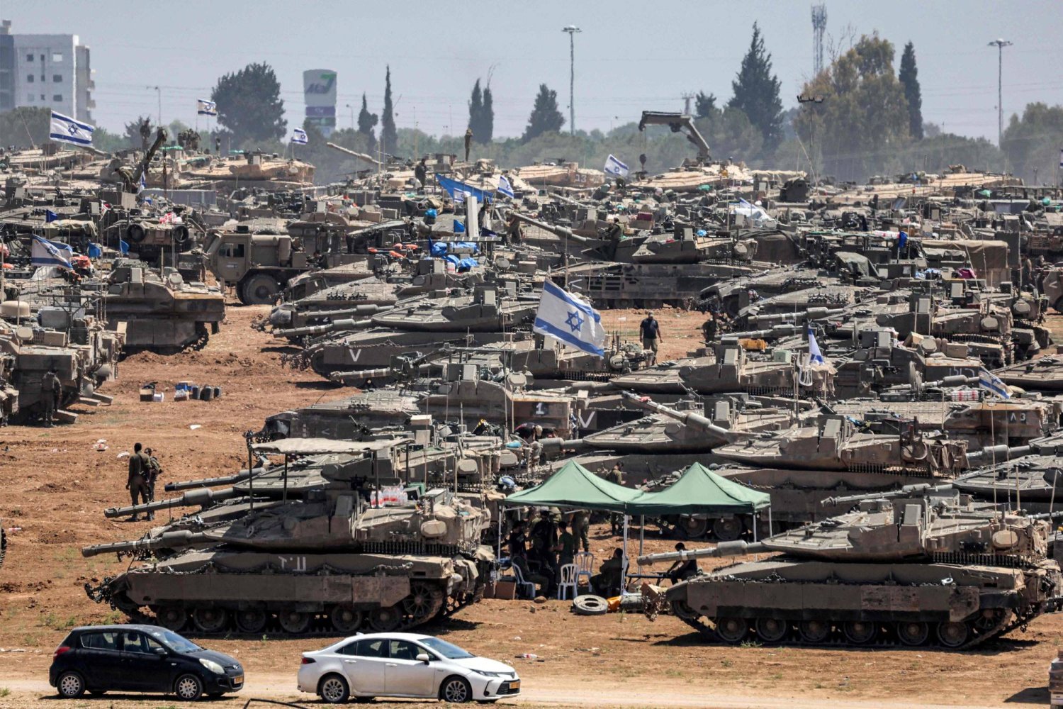 دبابات ومركبات عسكرية إسرائيلية متمركزة بالقرب من الحدود مع قطاع غزة، الخميس (أ.ف.ب)
