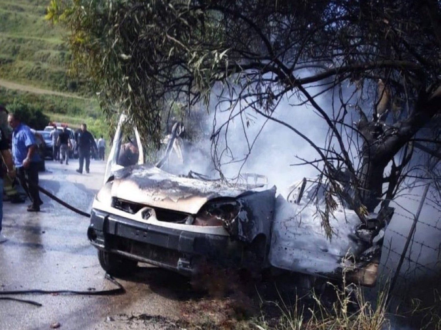 السيارة التي استهدفت بغارة إسرائيلية في بلدة بافليه الجنوبية وأدت إلى مقتل 4 عناصر من «حزب الله» (متداولة على وسائل التواصل الاجتماعي)