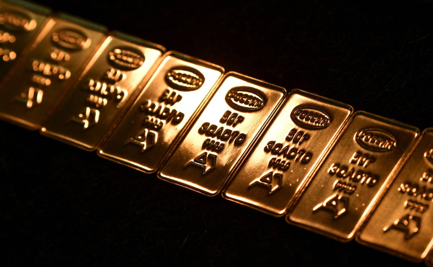 سبائك من الذهب الخالص في مصنع نوفوسيبيرسك لتكرير وتصنيع المعادن الثمينة في روسيا (رويترز)