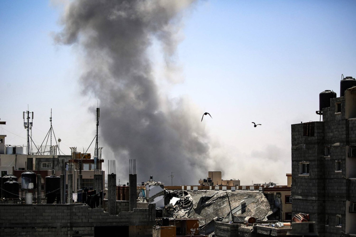 دخان يتصاعد من غارات إسرائيلية على رفح في جنوب قطاع غزة في 9 مايو 2024، وسط الصراع المستمر بين إسرائيل وحركة «حماس» (أ.ف..ب)