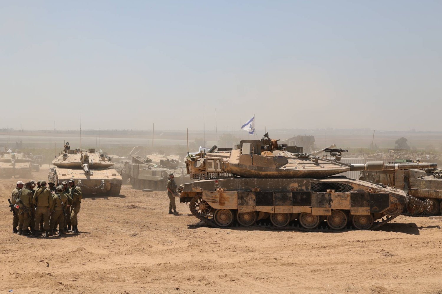 جنود إسرائيليون بمركبات عسكرية يتجمعون في موقع غير معلوم بالقرب من السياج الحدودي مع قطاع غزة، في جنوب إسرائيل، 09 مايو 2024 (إ.ب.أ)