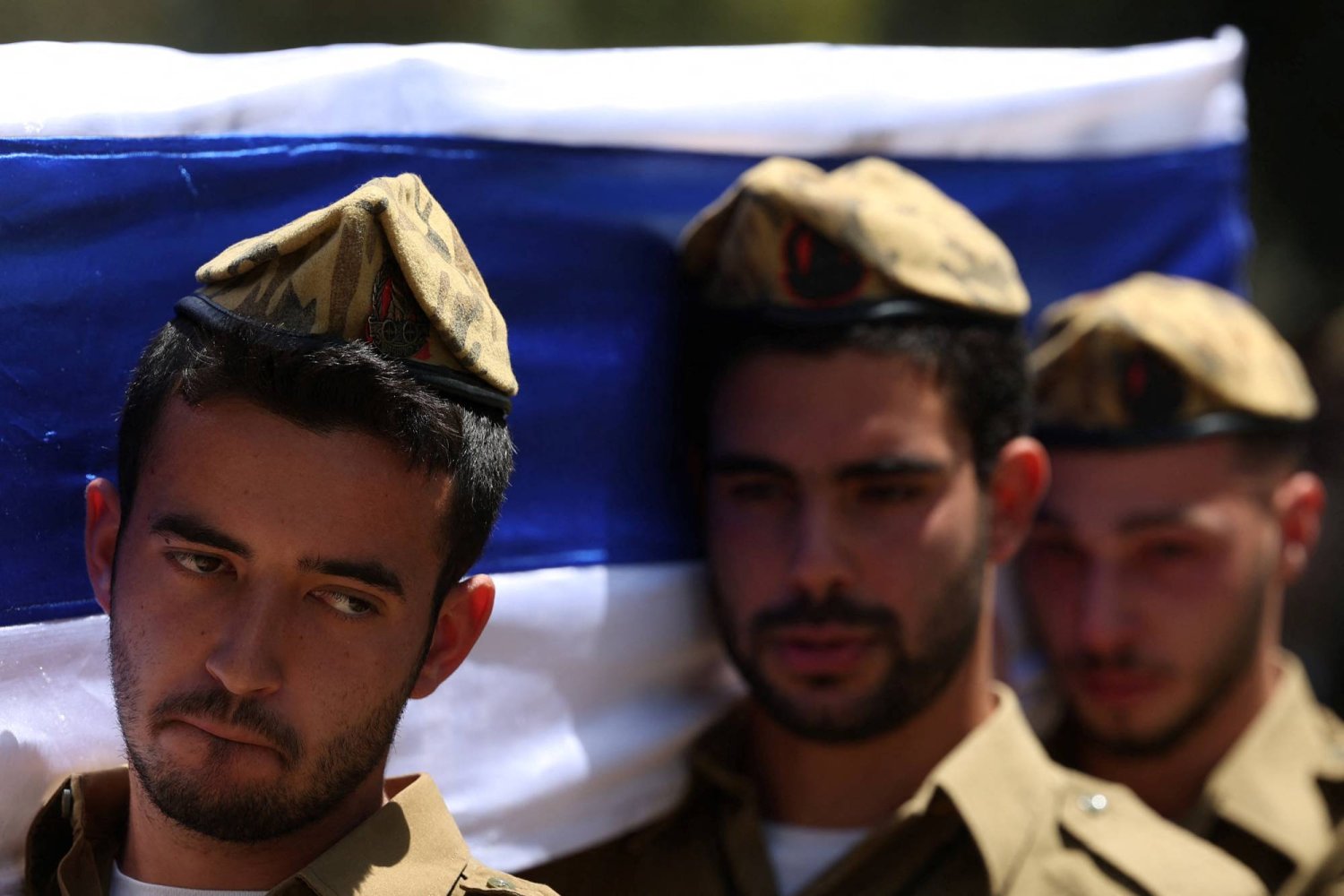 مشيعون يحملون نعش الجندي الإسرائيلي الرقيب حاييم ساباخ، الذي قُتل على جبهة القتال... الصورة في بات يام، إسرائيل، 9 مايو 2024 (رويترز)