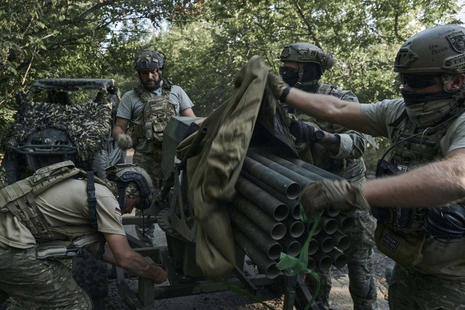 جنود أوكرانيون يستخدمون راجمة صواريخ صغيرة (أ.ب)