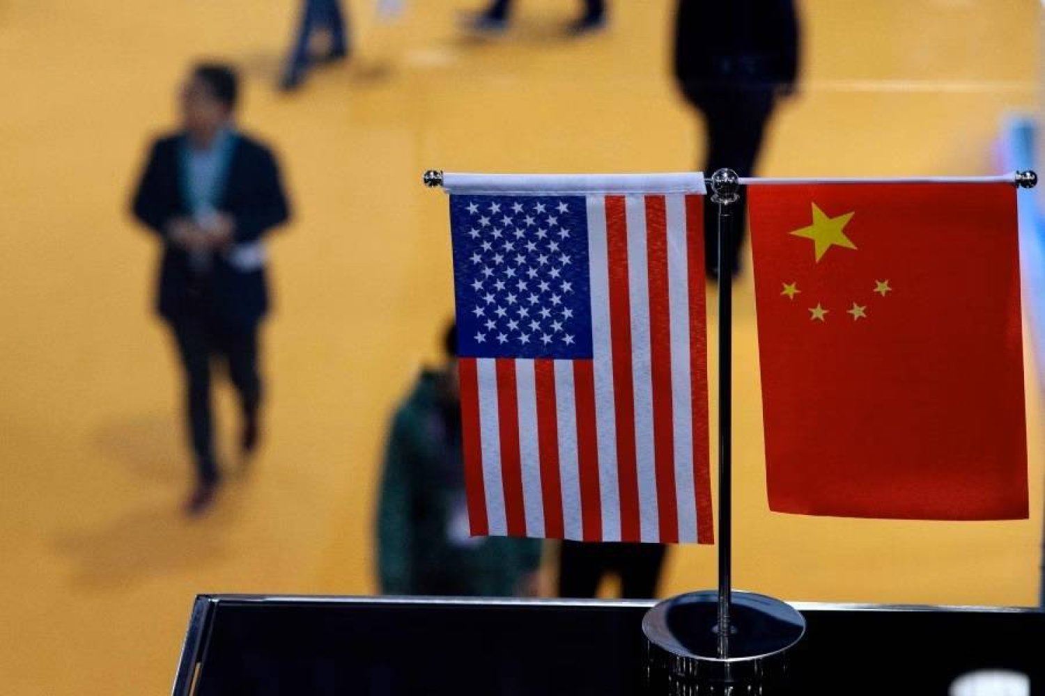 علما الصين والولايات المتحدة على منصة خلال أحد اللقاءات رفيعة المستوى بين البلدين العام الماضي (أ.ف.ب)