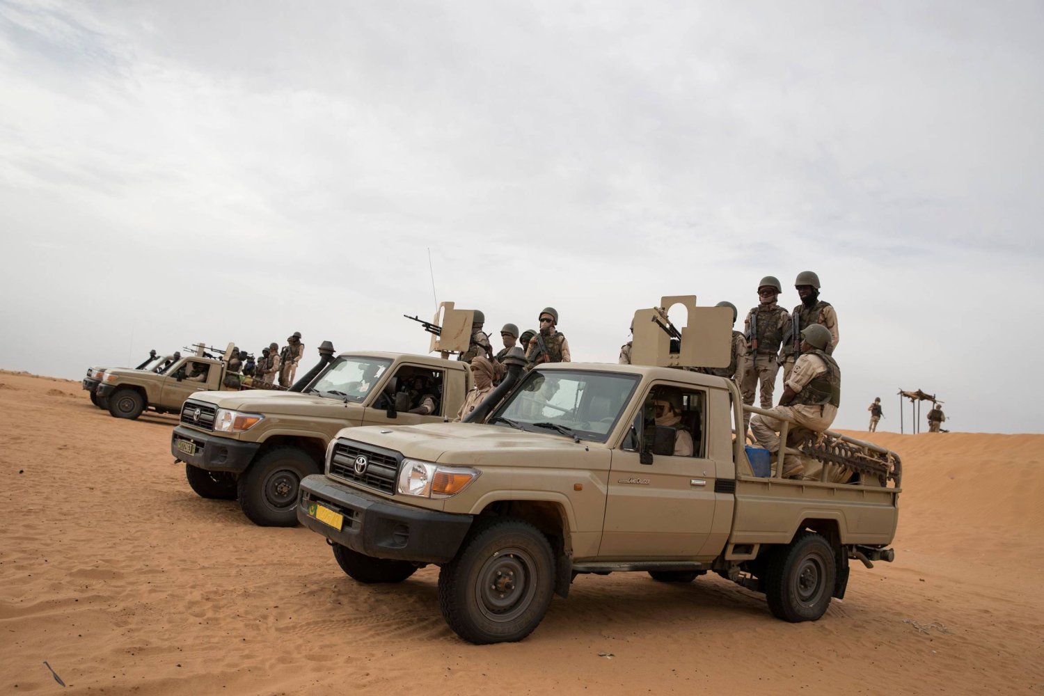 عمدت موريتانيا لتكثيف وجودها العسكري على الحدود مع مالي بعد الاشتباكات المسلحة الأخيرة بين الجانبين (أ.ف.ب)