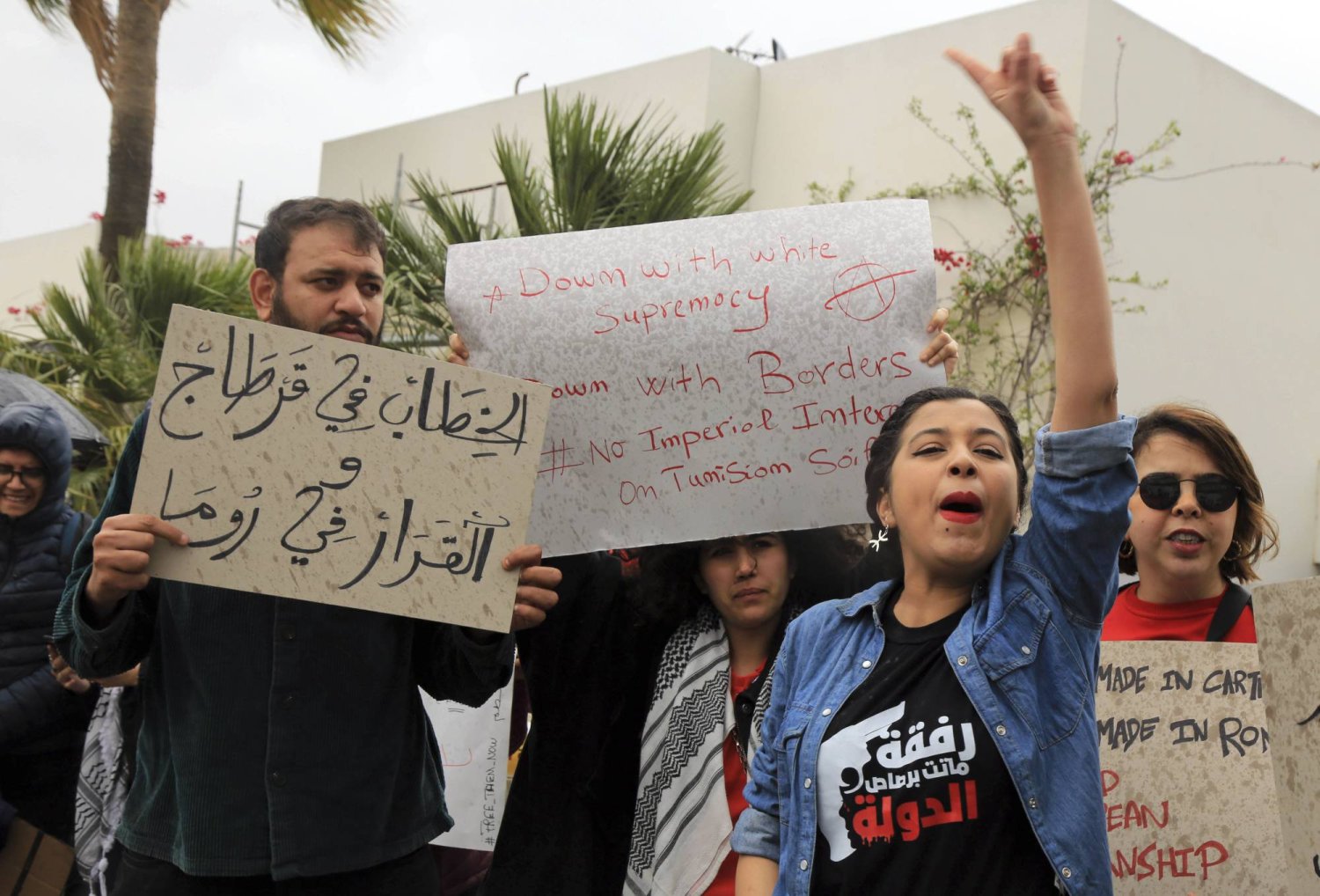 من الوقفة الاحتجاجية أمام مقر بعثة الاتحاد الأوروبي في تونس للتنديد بالسياسات الأوروبية في مكافحة الهجرة غير النظامية (أ.ب)