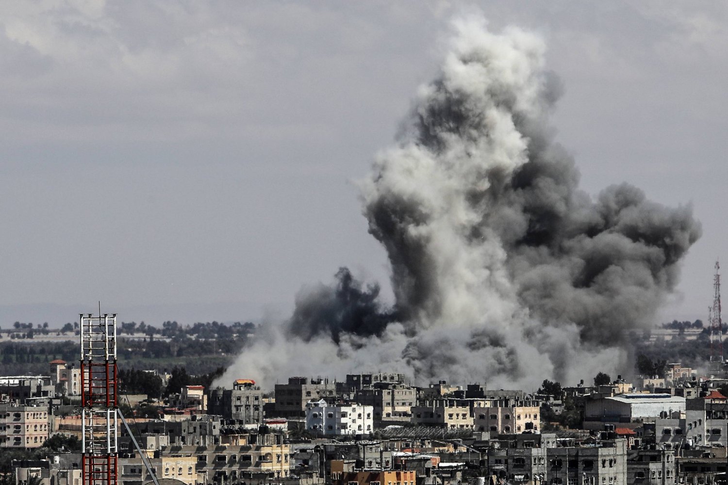 دخان يتصاعد بعد غارة جوية إسرائيلية على شرق مدينة رفح في جنوب قطاع غزة (د.ب.أ)
