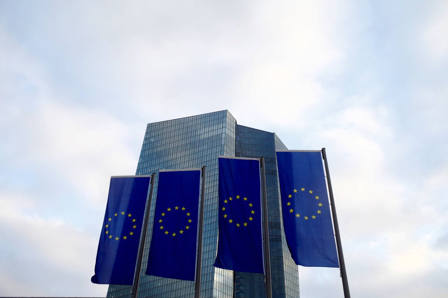 أعلام الاتحاد الأوروبي ترفرف أمام مقر المصرف المركزي الأوروبي في فرنكفورت - ألمانيا (رويترز)