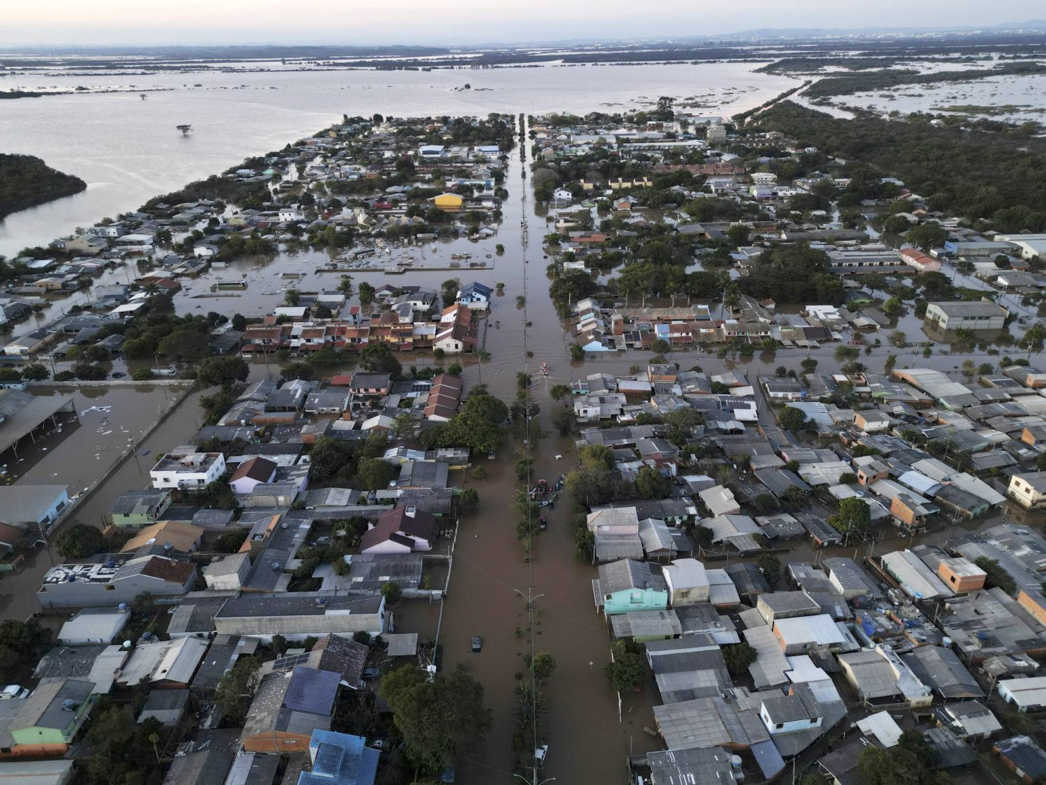منطقة غمرتها الفيضانات في إلدورادو بمنطقة بورتو أليغري الحضرية - البرازيل (إ.ب.أ)