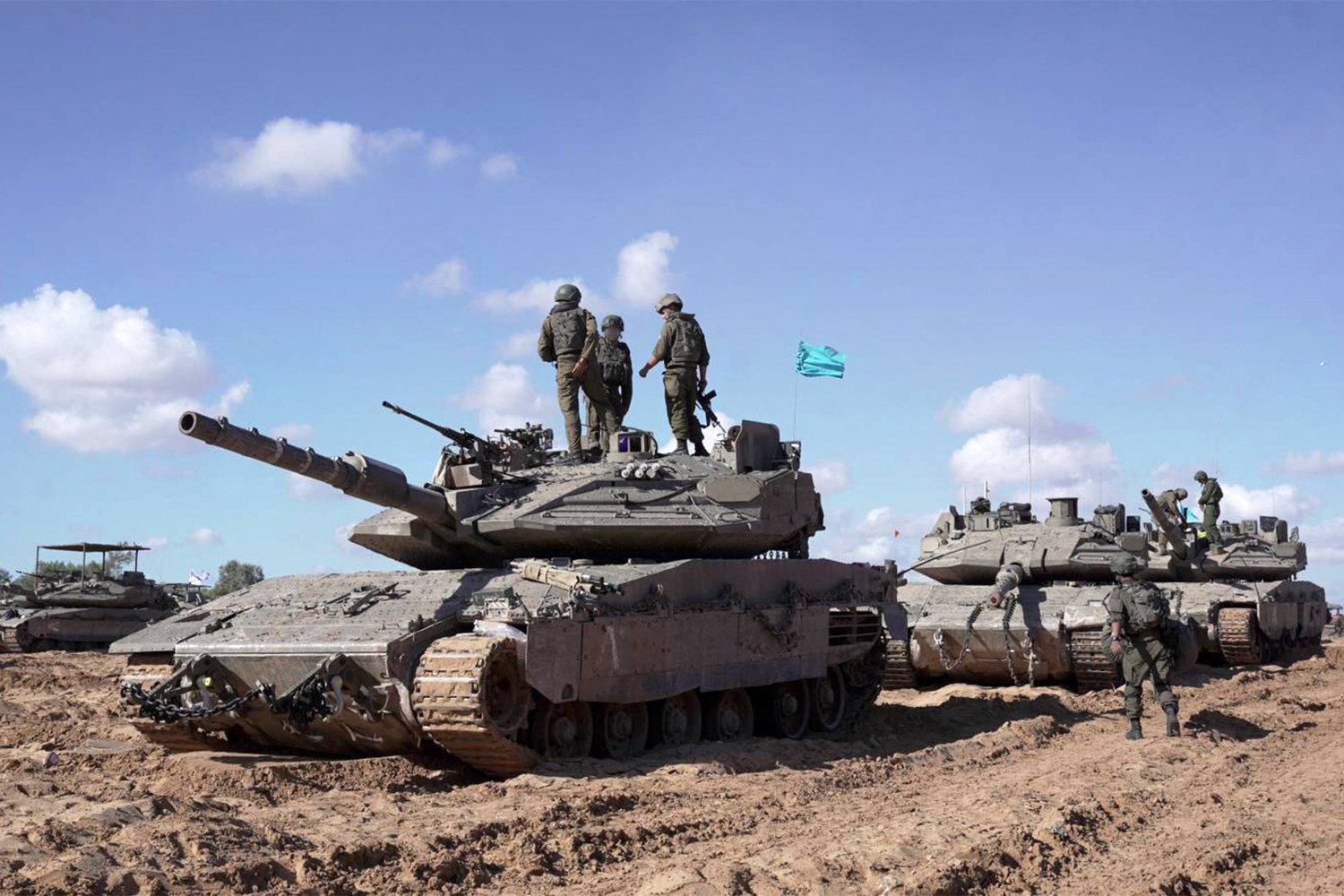 جنود إسرائيليون يقفون فوق دبابة قتال رئيسية كجزء من لواء غيفعاتي الذي يعمل في شرق رفح بجنوب قطاع غزة (أ.ف.ب)