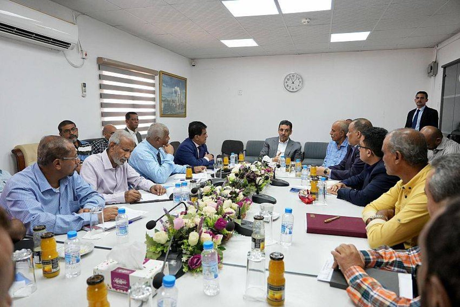 رئيس الوزراء اليمني مجتمعاً مع مسؤولي شركة «مصافي عدن» (سبأ)
