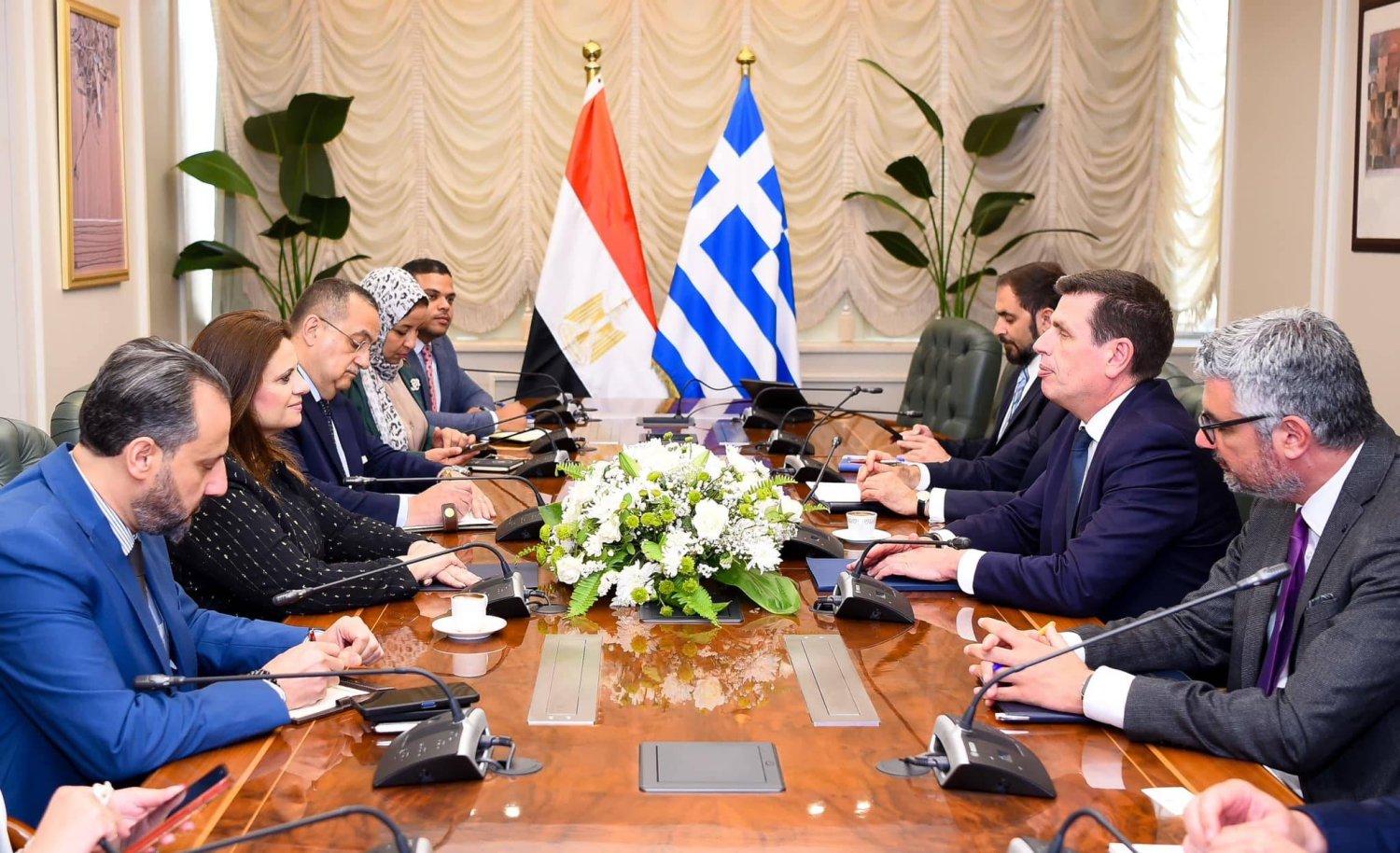 وزيرة الهجرة المصرية خلال لقائها مع وزير الهجرة اليوناني في القاهرة (وزارة الهجرة المصرية)