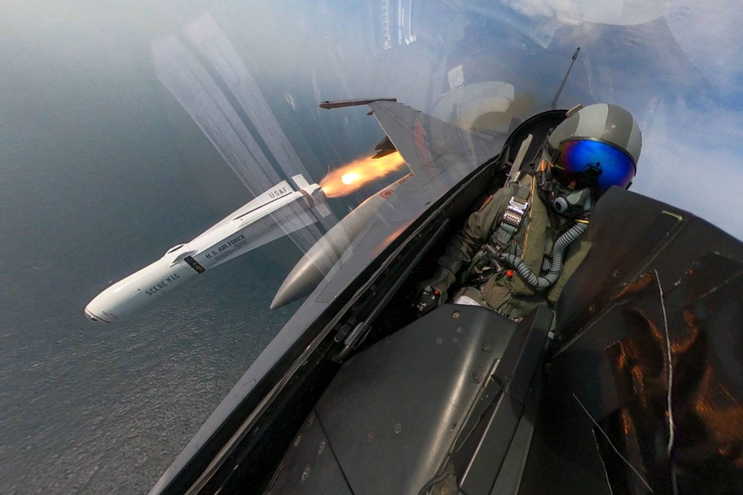 طيار تايواني يقود طائرة من طراز «إف 16» مزودة بصاروخ «مافريك» الأميركي (أ.ف.ب)