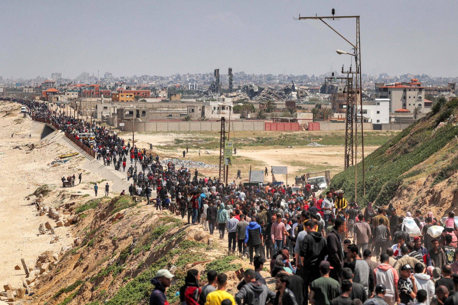 نازحون فلسطينيون يحاولون العودة إلى شمال قطاع غزة (أ.ف.ب)