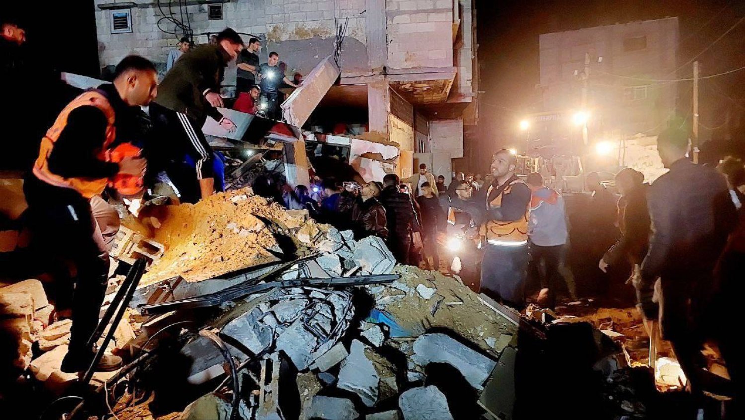 عناصر الدفاع المدني الفلسطيني يبحثون عن ضحايا أسفل مبنى قصفته إسرائيل في غزة (الداخلية الفلسطينية عبر تلغرام)