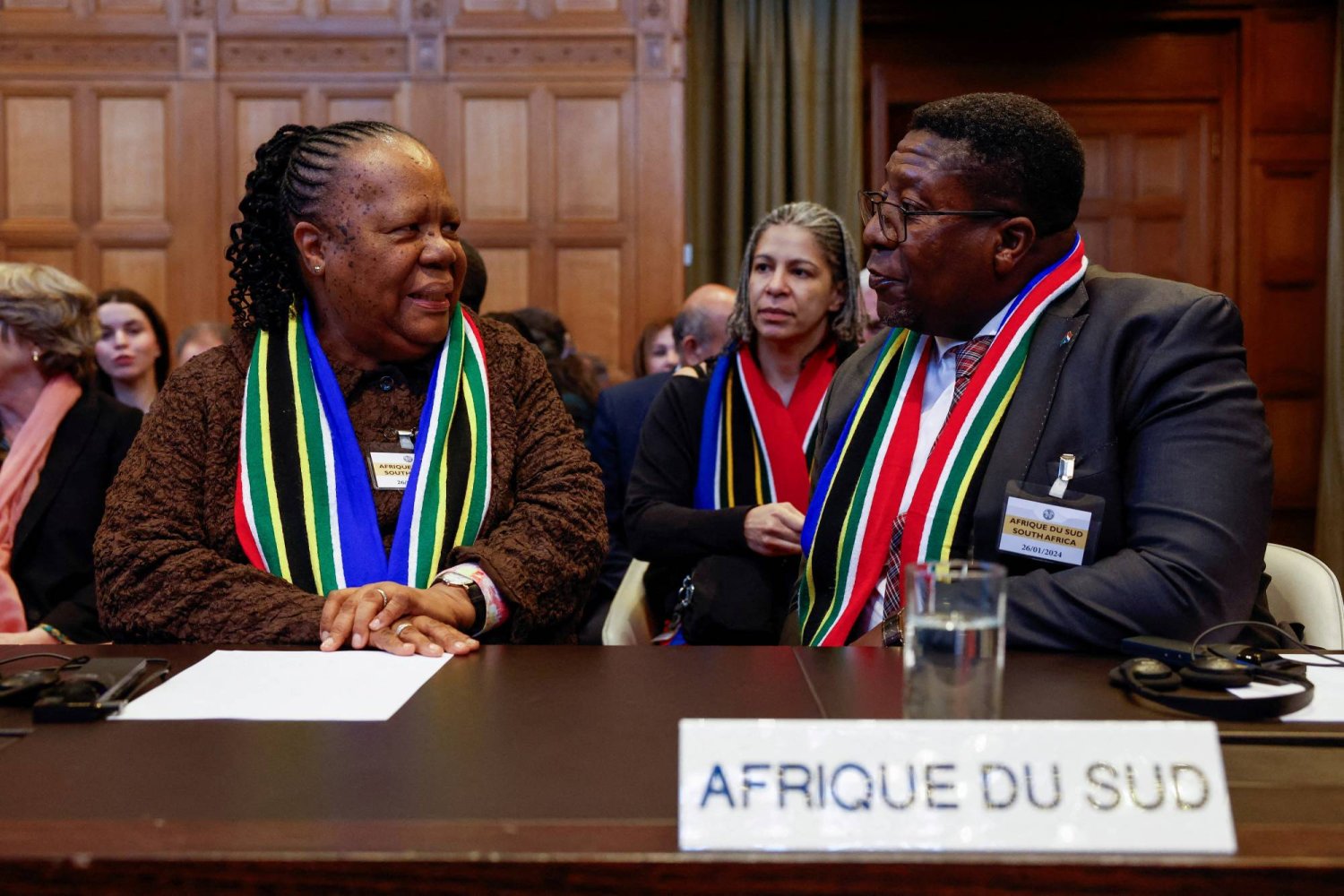 وزيرة خارجية جنوب أفريقيا ناليدي باندور وسفير جنوب أفريقيا لدى هولندا فوسيموزي مادونسيلا في محكمة العدل الدولية في لاهاي بهولندا في 26 يناير 2024 (رويترز)